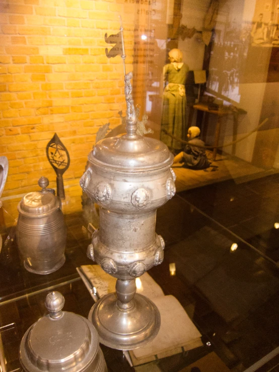 there is a lot of silver items on display