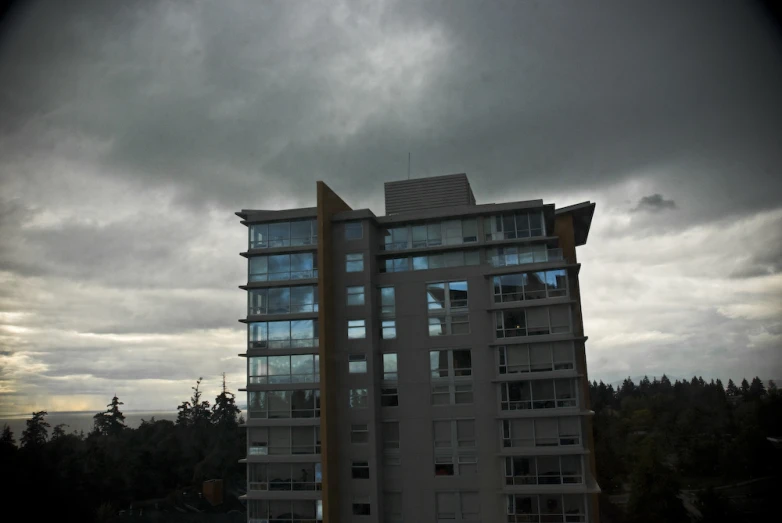 a modern building is overlooking a city street