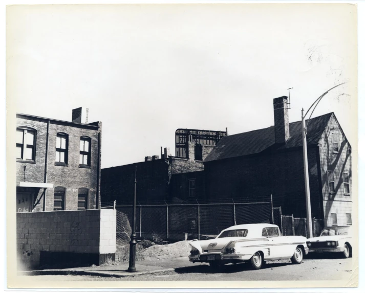 the back side of a building and cars on a city street