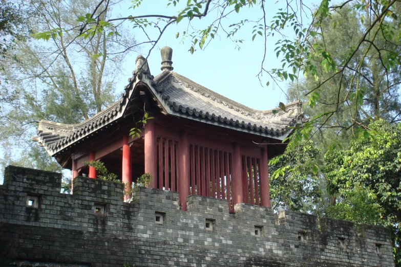 a small building next to trees and bushes