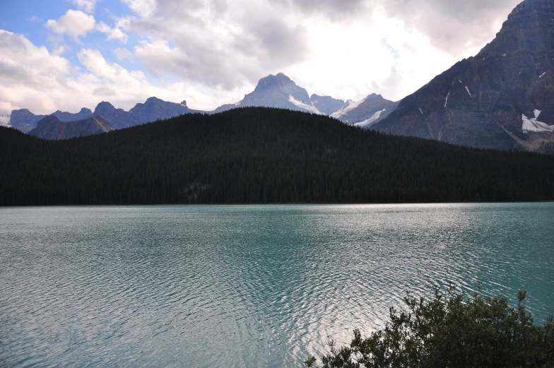 there are mountains and a lake by the water