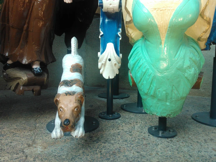 the statues of cats and dogs are in front of each other