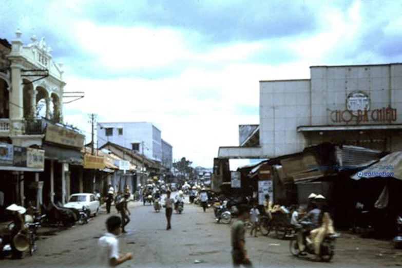 many people are walking on the side walk