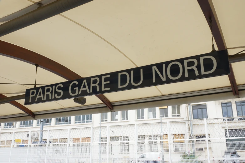 a street sign that reads paris garbage