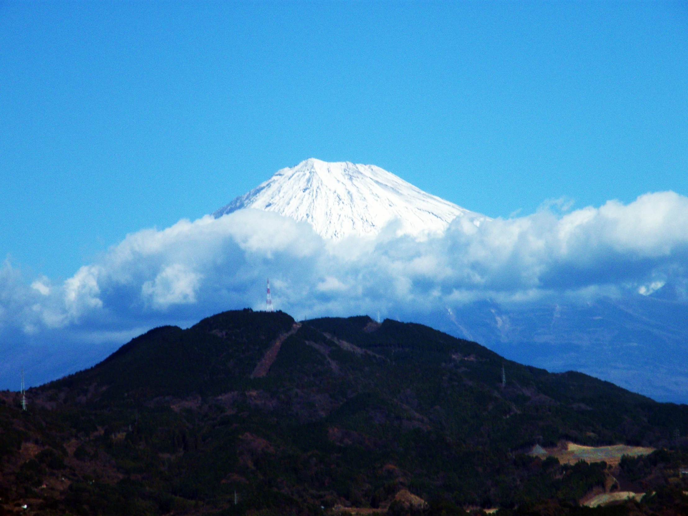 a mountain is covered in a thick white cloud