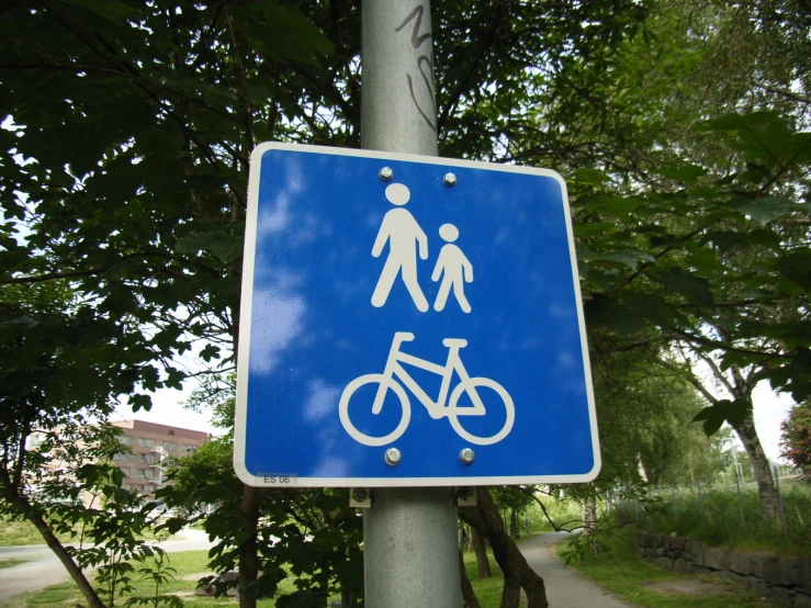 a blue sign showing the direction for cyclists