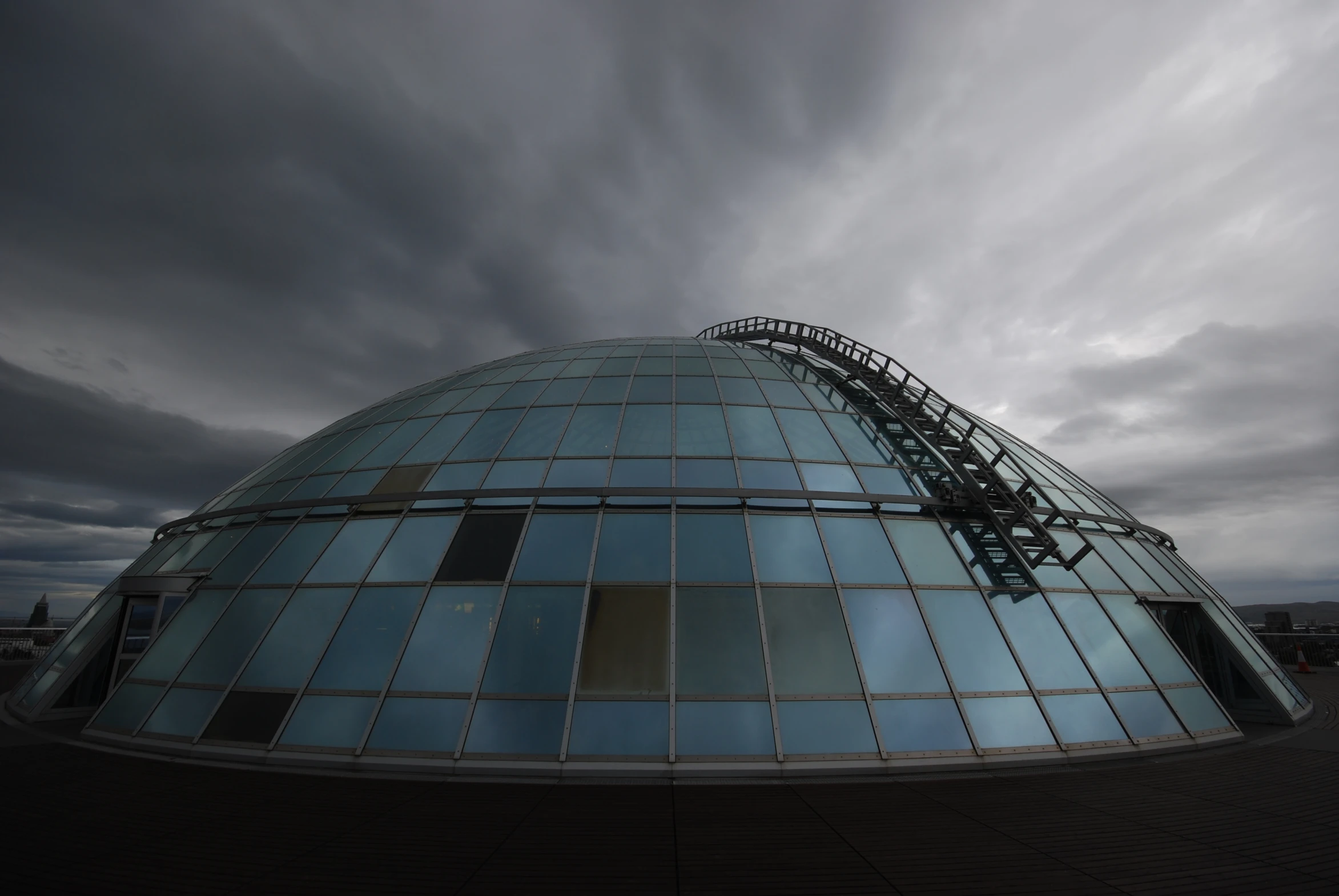 a huge building is shown under a cloudy sky