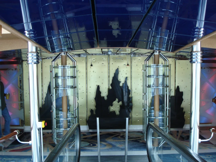 an escalator with stairs, some with dividers and a building in the background