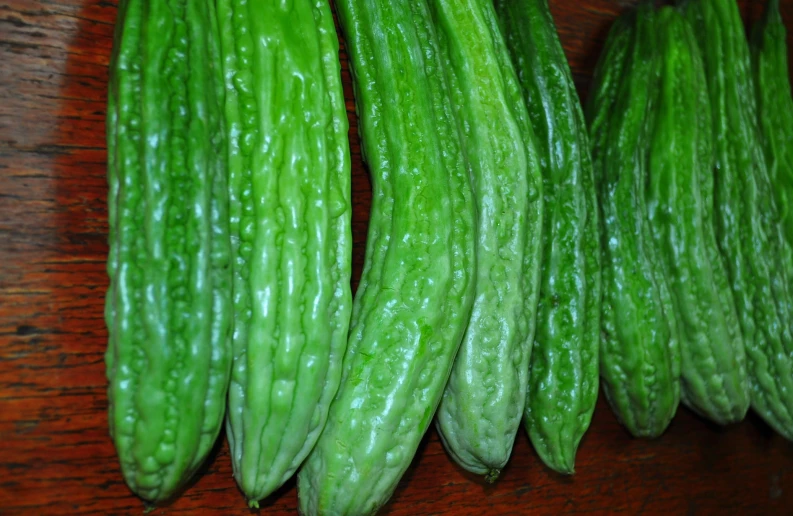 some very long thin green fruits on a table