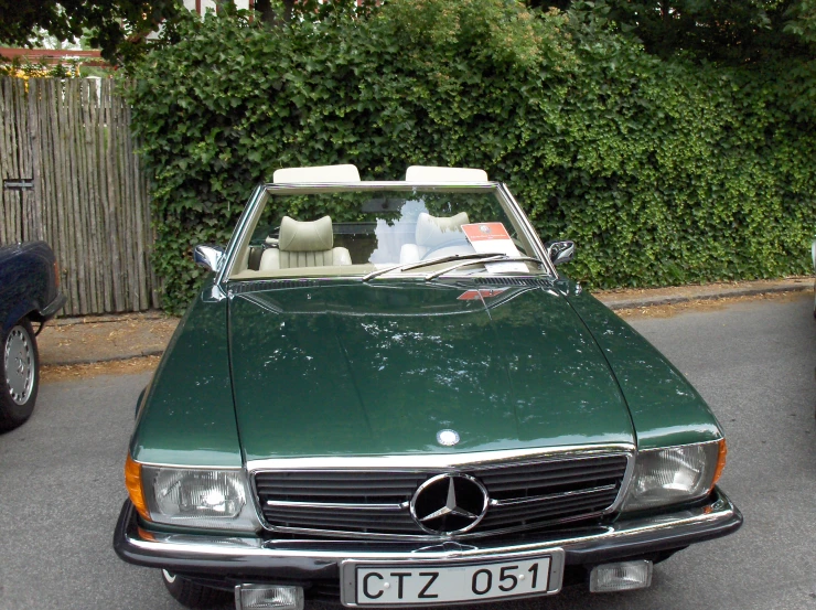 the mercedes benz 350 cab sits in front of some cars