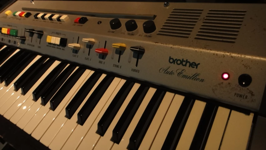 the keys of the electronic piano are highlighted