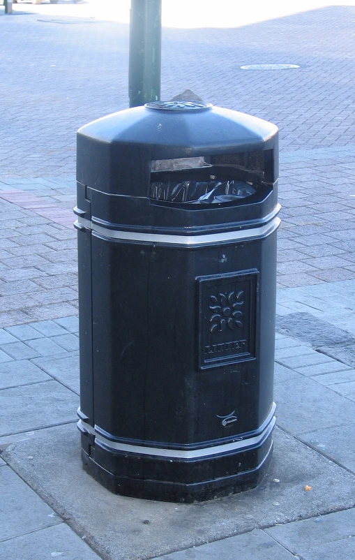 the corner of an empty parking meter on a street