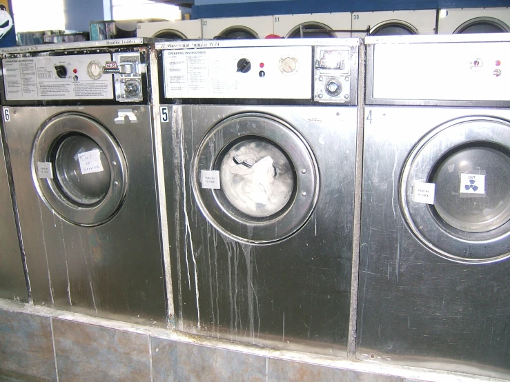 a bunch of washing machines in a warehouse