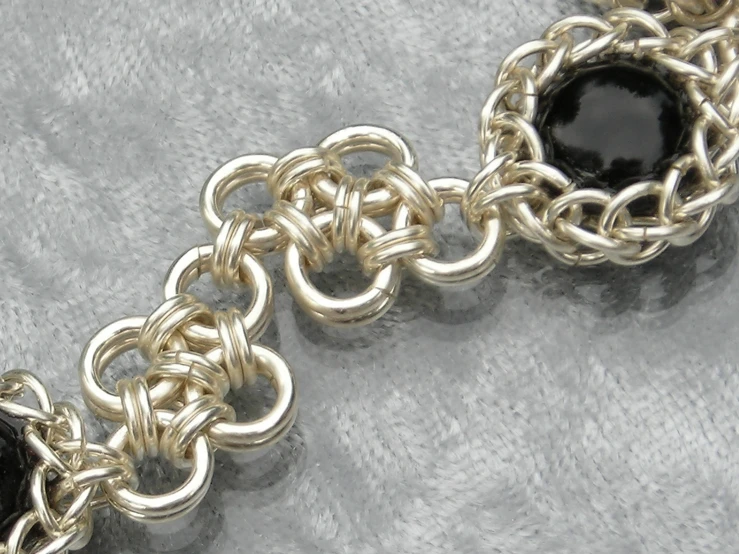 a chain mail with a garterly design on the end