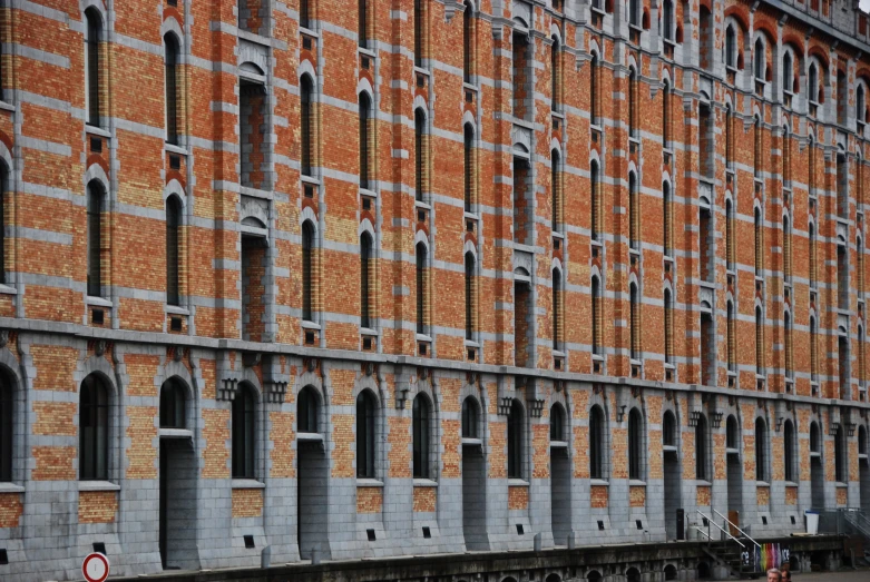 an old building in the city is brick and gray