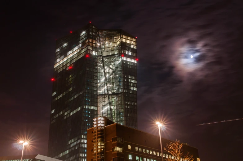 the large building is lit up in many different lighting