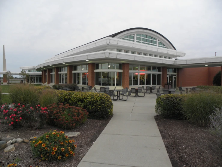 a view of an outdoor building that is very well manicured