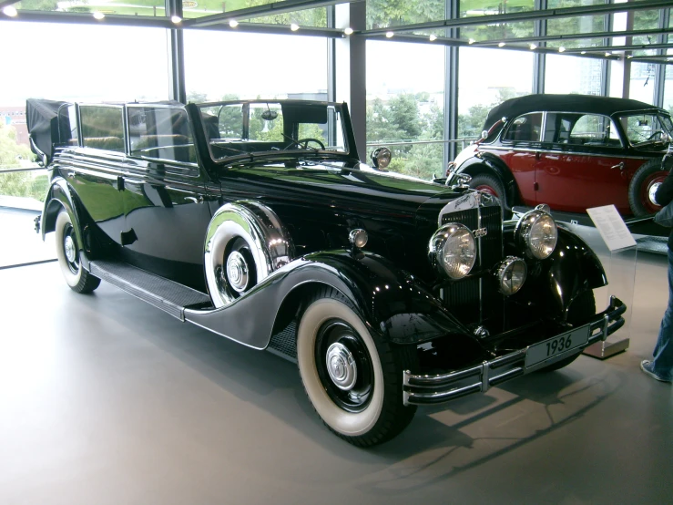 an old fashioned car is on display in a large building