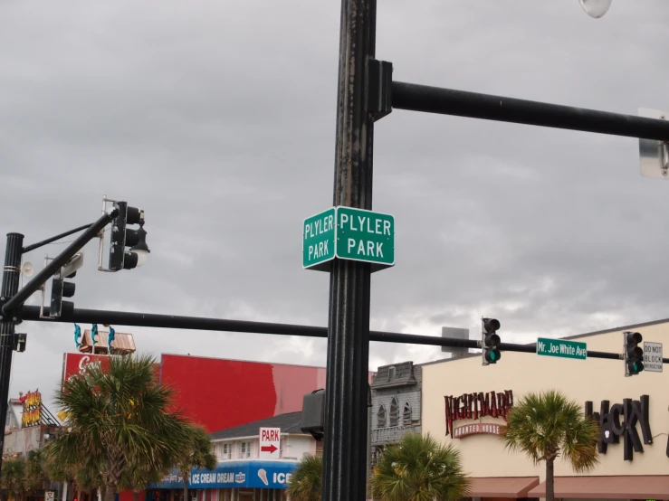 a traffic signal that reads marquee and park at an intersection