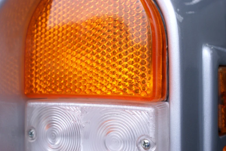 an image of a yellow stoplight on the side of a vehicle