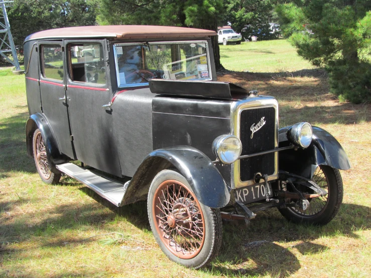 an old car is parked on the grass outside