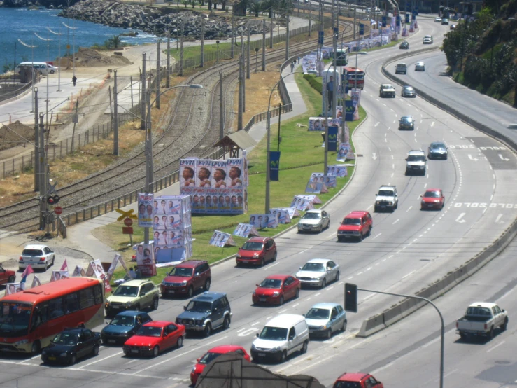 a highway with traffic on the street and a building on the side