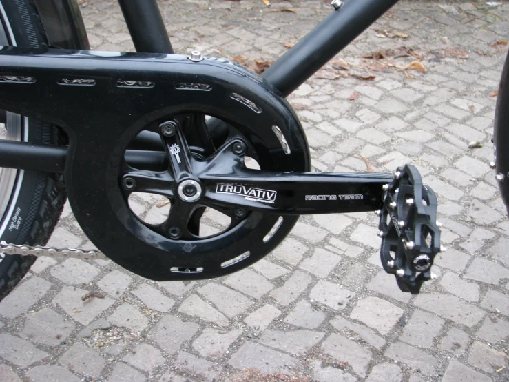 closeup of a bike chain and ke