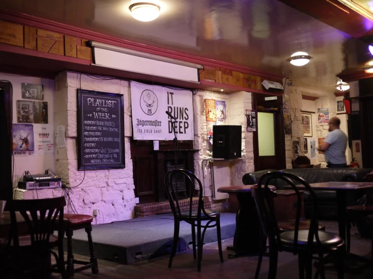 the front wall of a pub that has tables and chairs around