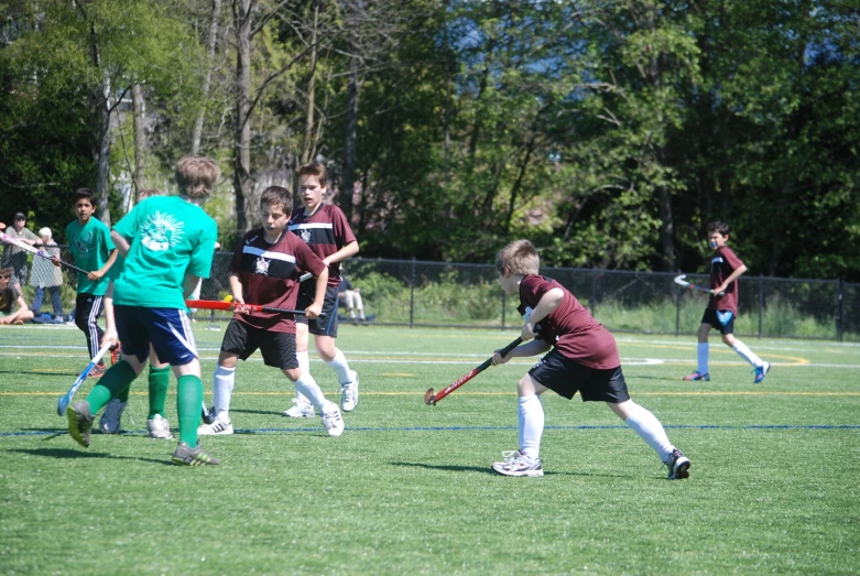 there are many people playing a game of frisbee