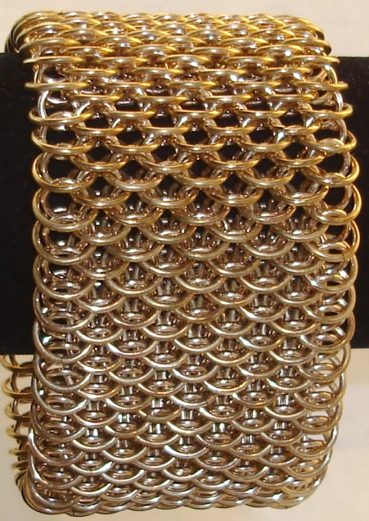 a shiny gold metallic chain that is intertwined
