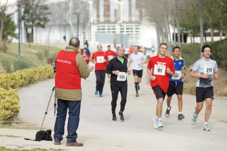 a large group of people running in a road