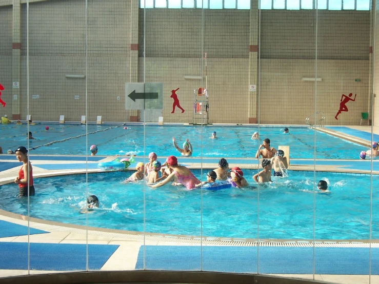 the swimming pool has many people in it