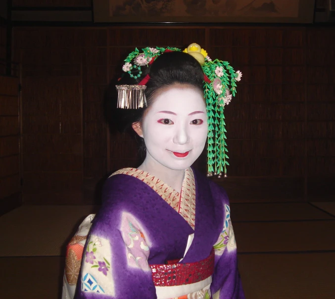 a geisha woman in traditional japanese clothing