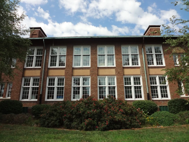 large brown brick building with lots of windows in a city area