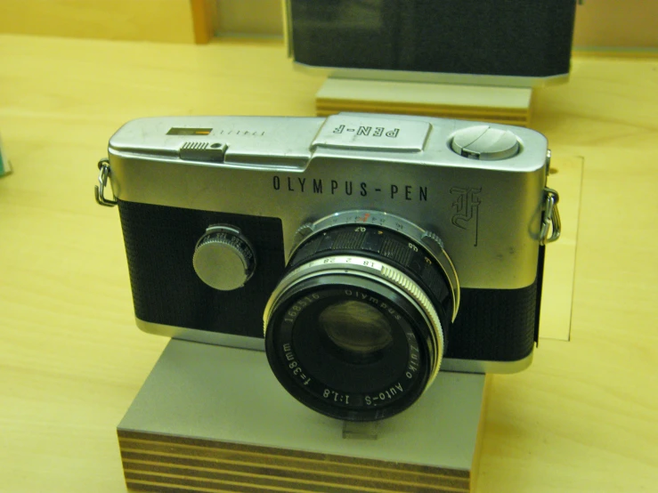 a camera with a black lens sits on display