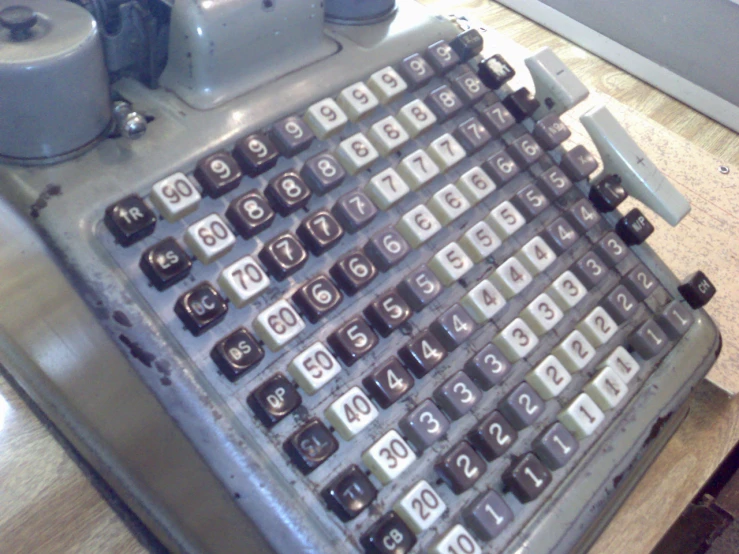 an old fashioned typewriter is sitting on the counter