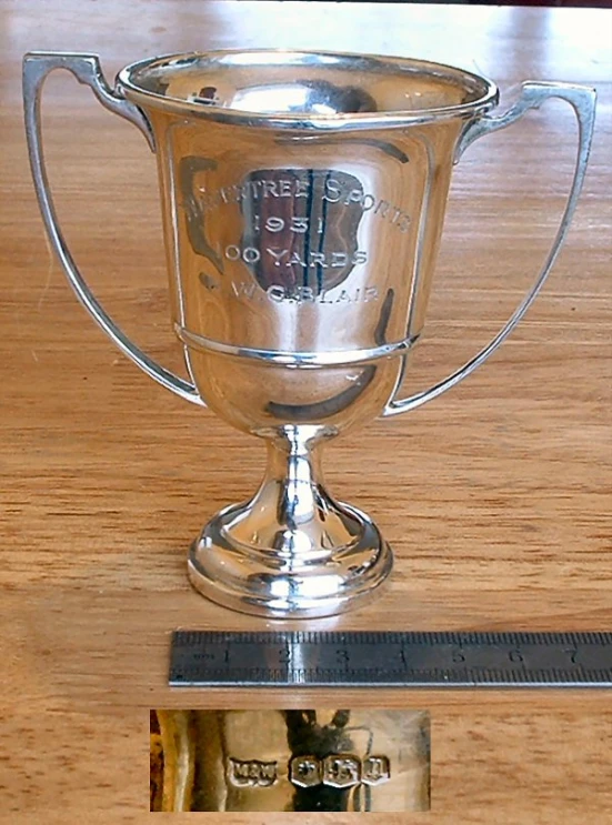 a silver cup with the words'best dad'in english writing