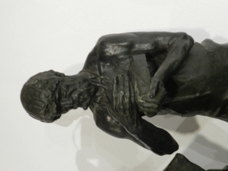 a black statue that is in a room