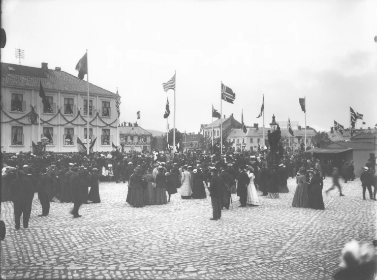 an old black and white po of a crowd