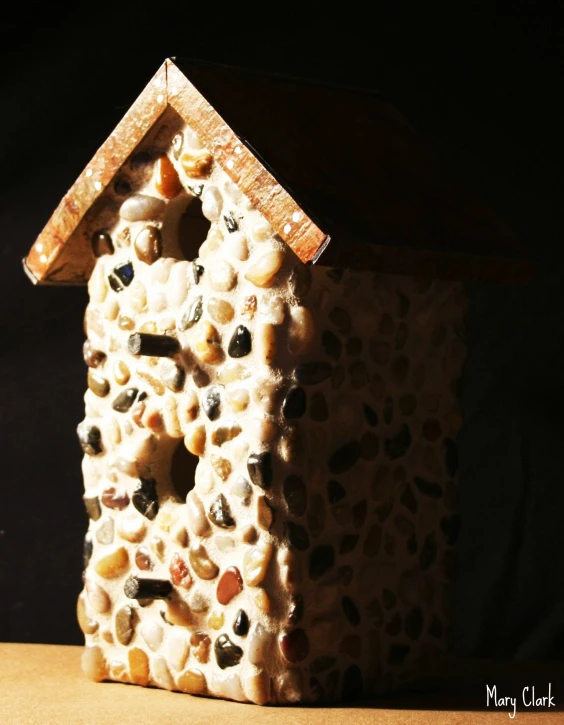 a bird house that looks like a birdhouse