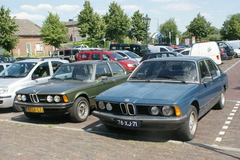 a bunch of cars parked next to each other in a parking lot