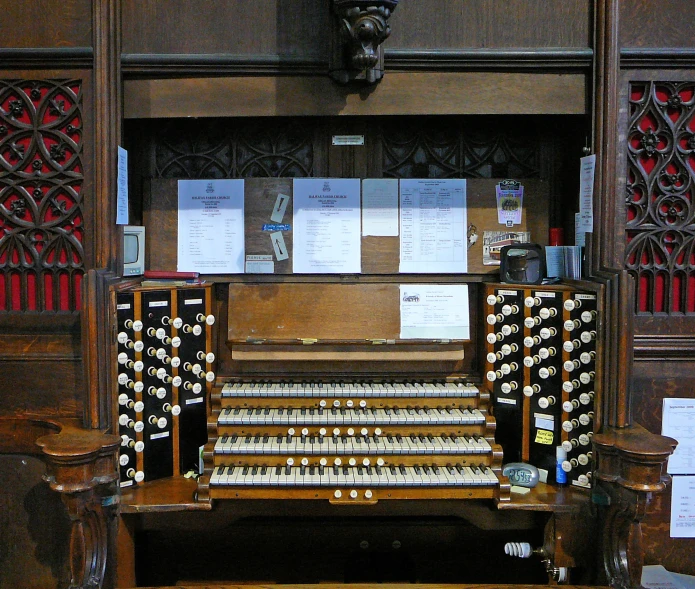 an organ organ with a stand - up, in a building