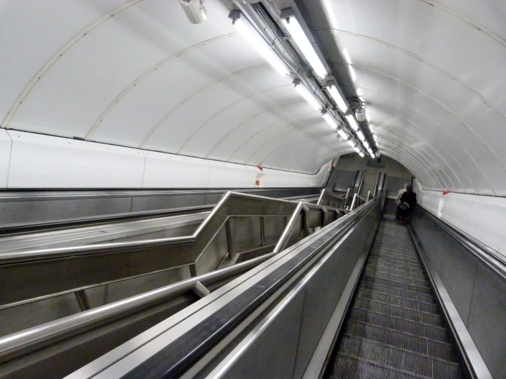 an escalator in a tunnel is shown