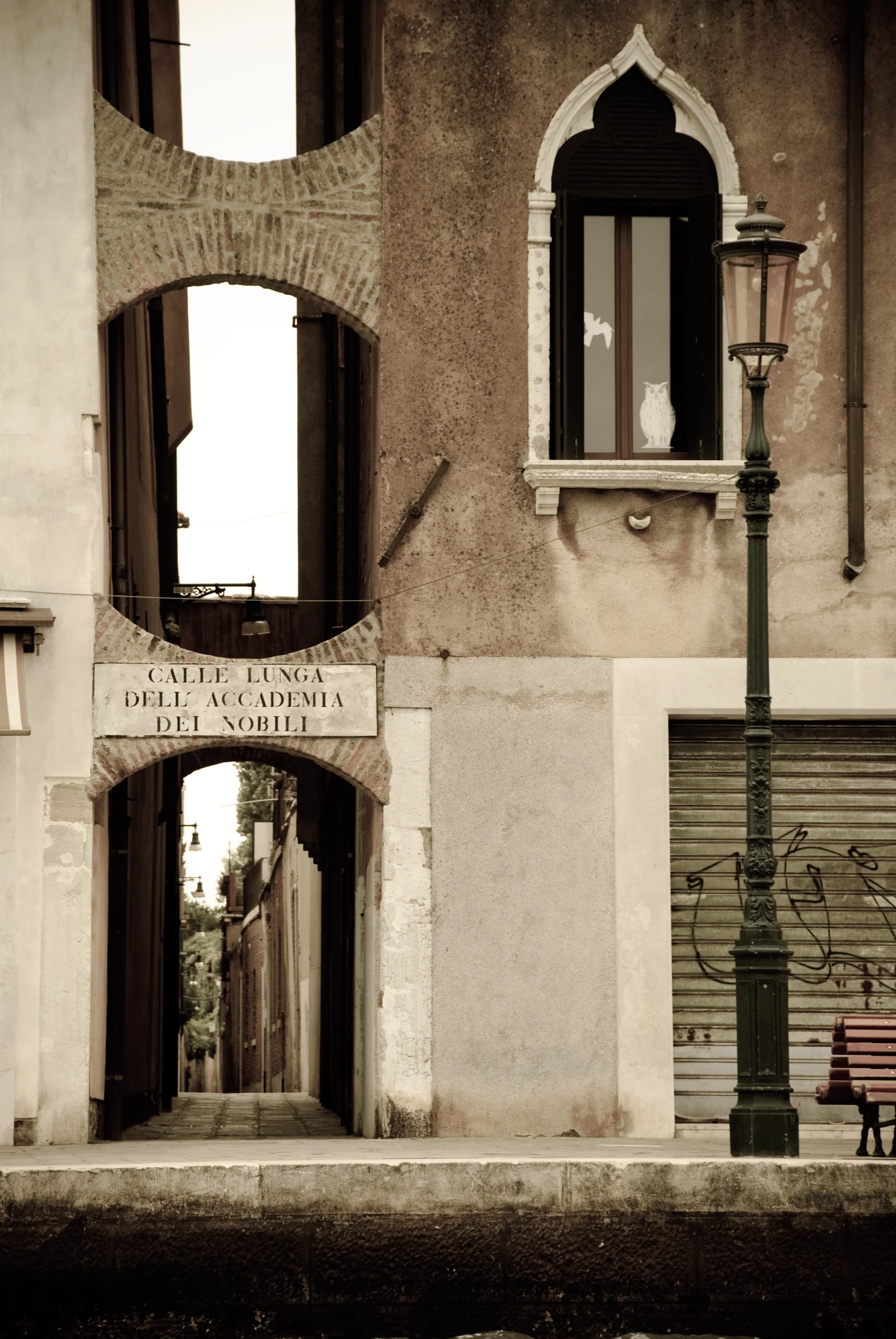 an archway that reads dala do santa felisi