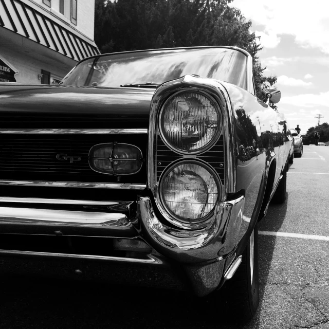 the front grille of an older car is shown in black and white