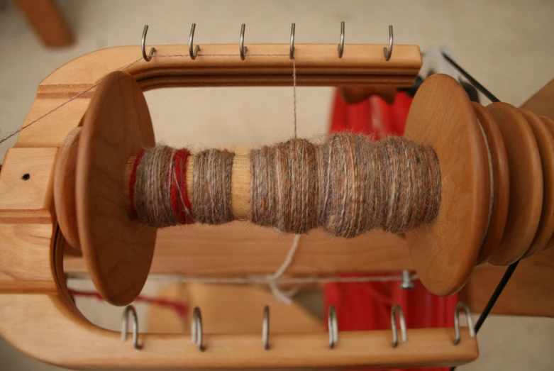 the inside of a wooden loom with many different types of threads