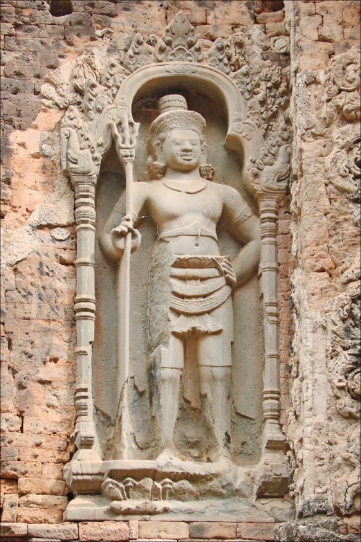 a statue that is on the side of a wall