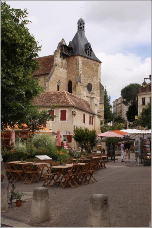 people are gathered around the outside of an outdoor cafe