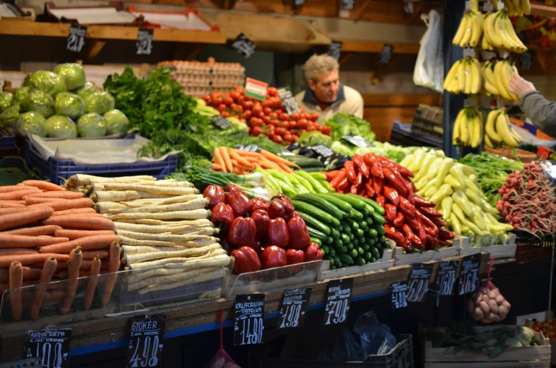 a market with several varieties of fresh vegetables