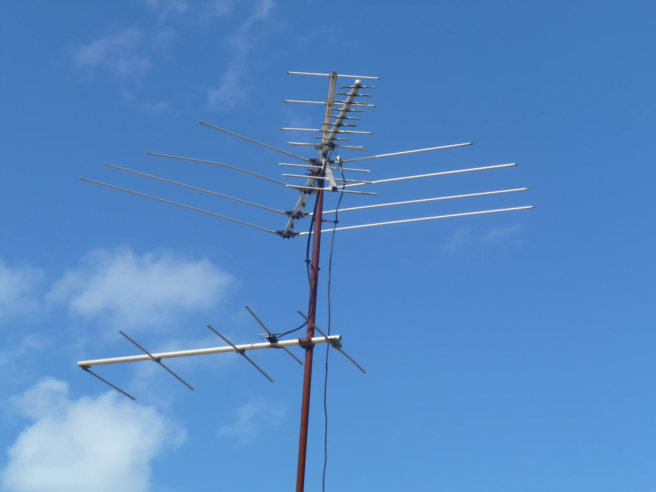 multiple antennas on the top of a weather vane